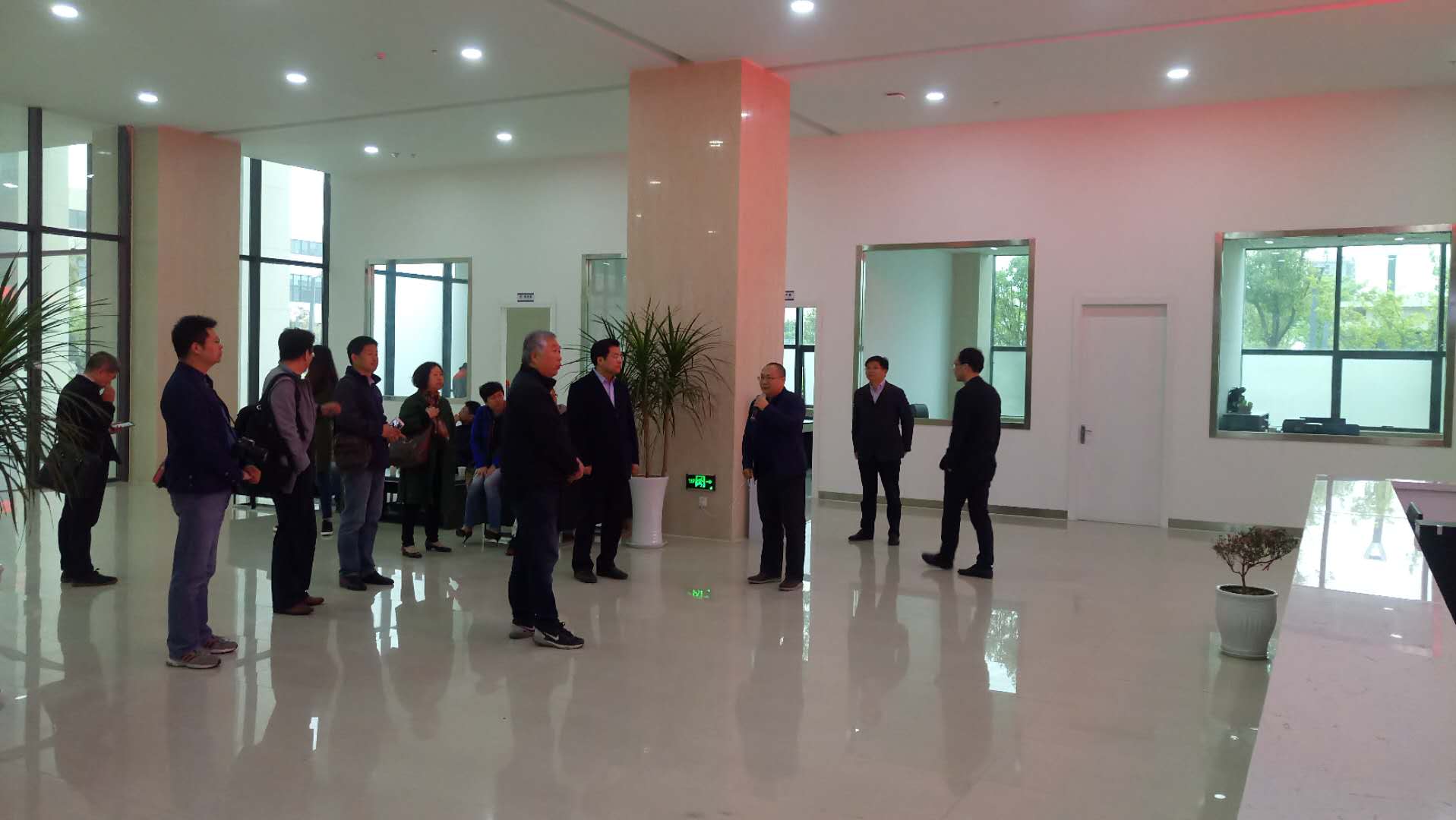  陈教授和市政府领导到公司参观(图3)